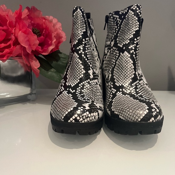 Boots - Picture 3 of 11